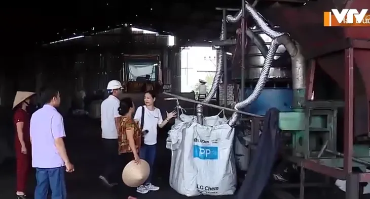 Khổ sở vì sống chung ô nhiễm khói bụi từ khu nghiền than - Ảnh 1. Khổ sở vì sống chung ô nhiễm khói bụi từ khu nghiền than - Ảnh 1.