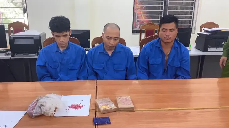 Phá thành công 2 chuyên án ma túy lớn, thu giữ 2 bánh heroin và hơn 30.000 viên ma túy tổng hợp - Ảnh 1. Phá thành công 2 chuyên án ma túy lớn, thu giữ 2 bánh heroin và hơn 30.000 viên ma túy tổng hợp - Ảnh 1.