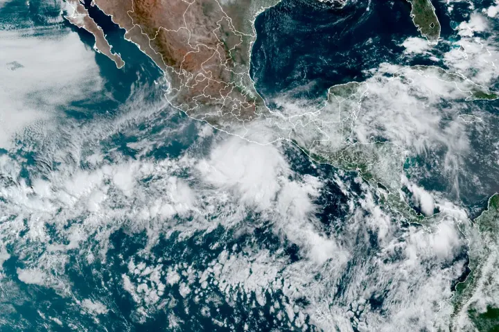 Bão Agatha suy yếu sau khi đổ bộ vào bờ biển phía Nam Mexico - Ảnh 2. Bão Agatha suy yếu sau khi đổ bộ vào bờ biển phía Nam Mexico - Ảnh 2.