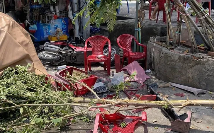 Ô tô tông văng nhiều xe máy, lao vào hàng quán - Ảnh 1. Ô tô tông văng nhiều xe máy, lao vào hàng quán - Ảnh 1.