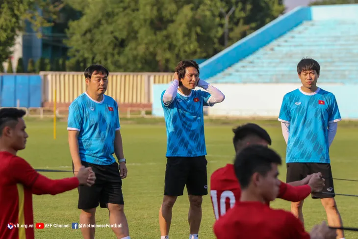 ĐT U23 Việt Nam tập buổi đầu tiên tại Tashkent, chuẩn bị cho trận ra quân tại VCK U23 châu Á 2022 - Ảnh 1. ĐT U23 Việt Nam tập buổi đầu tiên tại Tashkent, chuẩn bị cho trận ra quân tại VCK U23 châu Á 2022 - Ảnh 1.
