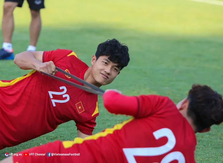 ĐT U23 Việt Nam tập buổi đầu tiên tại Tashkent, chuẩn bị cho trận ra quân tại VCK U23 châu Á 2022 - Ảnh 2. ĐT U23 Việt Nam tập buổi đầu tiên tại Tashkent, chuẩn bị cho trận ra quân tại VCK U23 châu Á 2022 - Ảnh 2.