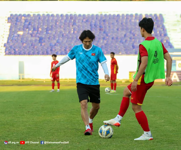 ĐT U23 Việt Nam tập buổi đầu tiên tại Tashkent, chuẩn bị cho trận ra quân tại VCK U23 châu Á 2022 - Ảnh 3. ĐT U23 Việt Nam tập buổi đầu tiên tại Tashkent, chuẩn bị cho trận ra quân tại VCK U23 châu Á 2022 - Ảnh 3.