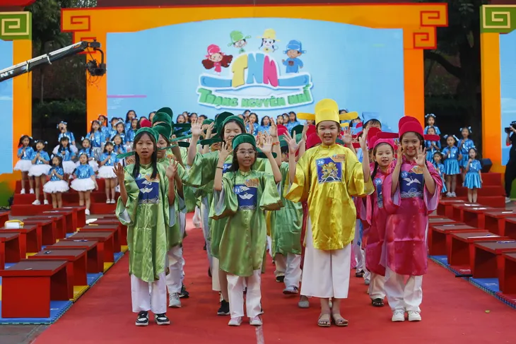 Những hình ảnh ấn tượng trong chung kết Trạng nguyên nhí mùa 1 - Ảnh 12. Những hình ảnh ấn tượng trong chung kết Trạng nguyên nhí mùa 1 - Ảnh 12.