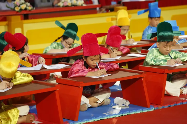 Những hình ảnh ấn tượng trong chung kết Trạng nguyên nhí mùa 1 - Ảnh 4. Những hình ảnh ấn tượng trong chung kết Trạng nguyên nhí mùa 1 - Ảnh 4.