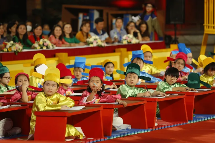 Những hình ảnh ấn tượng trong chung kết Trạng nguyên nhí mùa 1 - Ảnh 2. Những hình ảnh ấn tượng trong chung kết Trạng nguyên nhí mùa 1 - Ảnh 2.
