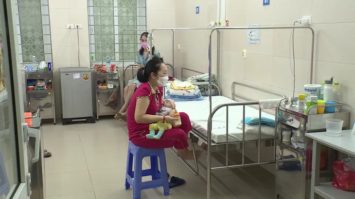 Gia tăng trẻ nhập viện vì mắc các bệnh truyền nhiễm - Ảnh 3. Gia tăng trẻ nhập viện vì mắc các bệnh truyền nhiễm - Ảnh 3.