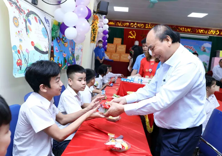 Chủ tịch nước Nguyễn Xuân Phúc thăm, tặng quà trẻ khuyết tật - Ảnh 1. Chủ tịch nước Nguyễn Xuân Phúc thăm, tặng quà trẻ khuyết tật - Ảnh 1.
