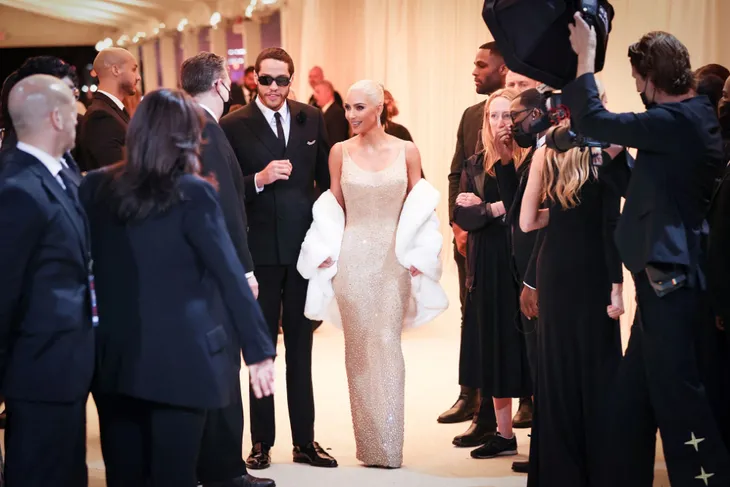 Cô Kim siêu vòng 3 mặc chiếc váy huyền thoại của Marilyn Monroe, người Mỹ choáng váng và thất vọng - Ảnh 1. Cô Kim siêu vòng 3 mặc chiếc váy huyền thoại của Marilyn Monroe, người Mỹ choáng váng và thất vọng - Ảnh 1.
