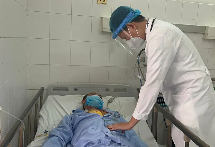 Dùng máy cắt cỏ cắt hàng rào kẽm gai bị dị vật dài 4cm xuyên vào buồng tim - Ảnh 2. Dùng máy cắt cỏ cắt hàng rào kẽm gai bị dị vật dài 4cm xuyên vào buồng tim - Ảnh 2.