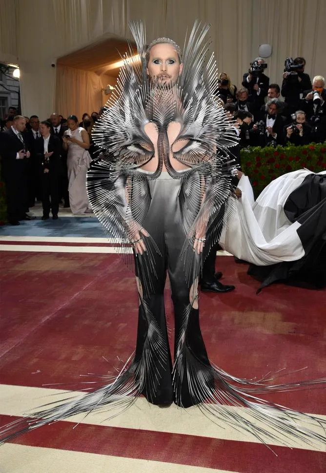Những bộ trang phục táo bạo của các sao nam tại Met Gala 2022 - Ảnh 1. Những bộ trang phục táo bạo của các sao nam tại Met Gala 2022 - Ảnh 1.
