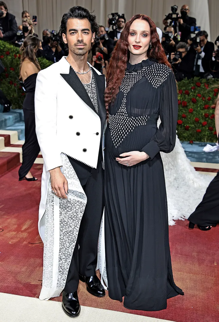Những bộ trang phục táo bạo của các sao nam tại Met Gala 2022 - Ảnh 4. Những bộ trang phục táo bạo của các sao nam tại Met Gala 2022 - Ảnh 4.