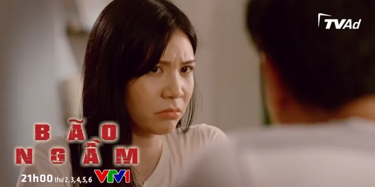 Bão ngầm - Tập 51: Yến bị đội trưởng tuýt còi vì định phá đám Hải Triều - Hạ Lam - Ảnh 2. Bão ngầm - Tập 51: Yến bị đội trưởng tuýt còi vì định phá đám Hải Triều - Hạ Lam - Ảnh 2.