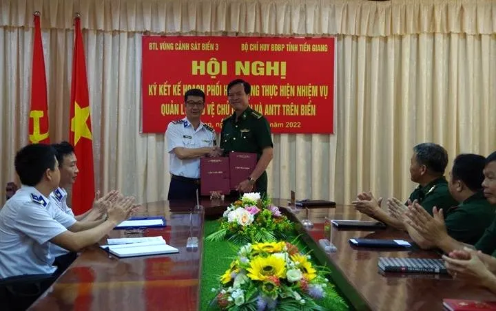 Ký kết kế hoạch phối hợp thực hiện nhiệm vụ quản lý, bảo vệ chủ quyền và an ninh, trật tự trên biển - Ảnh 1. Ký kết kế hoạch phối hợp thực hiện nhiệm vụ quản lý, bảo vệ chủ quyền và an ninh, trật tự trên biển - Ảnh 1.