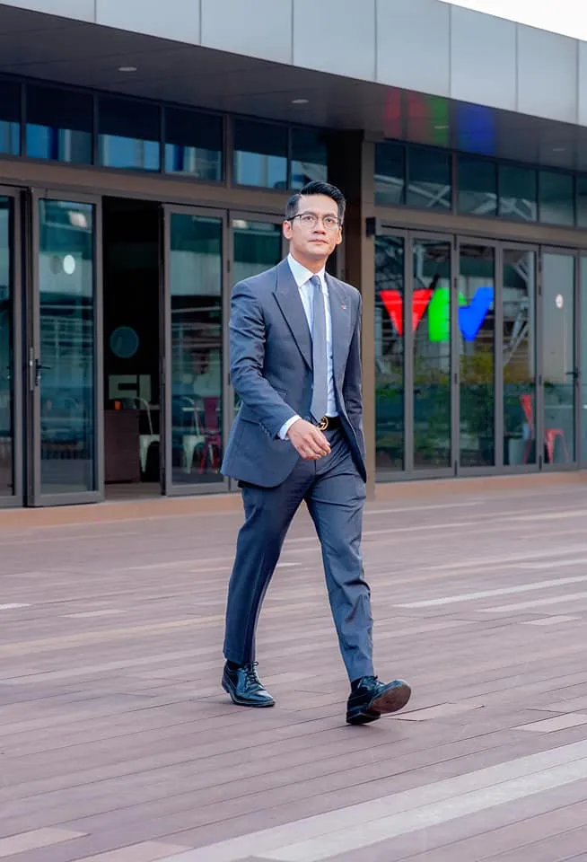 Loạt ảnh siêu lịch lãm của BTV Tuấn Dương - Ảnh 9. Loạt ảnh siêu lịch lãm của BTV Tuấn Dương - Ảnh 9.