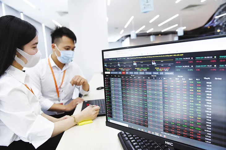 VN-Index đảo chiều bật tăng 12 điểm - Ảnh 1.