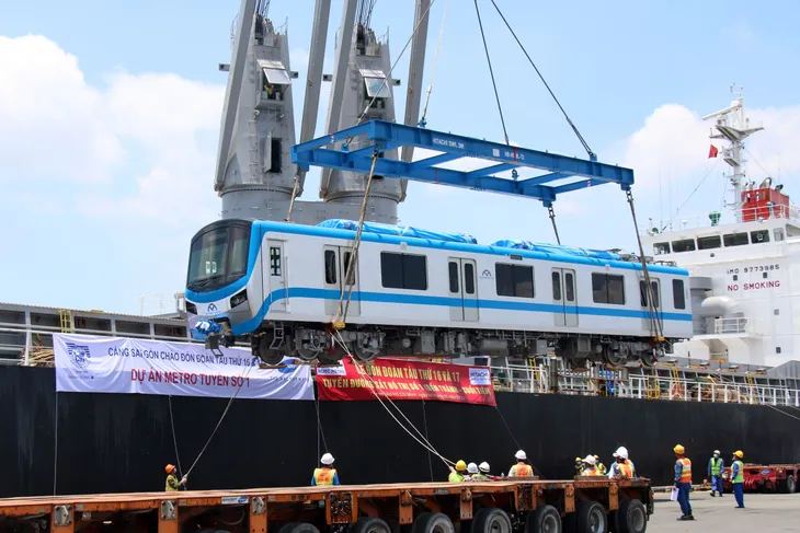 Đón thêm 2 đoàn tàu, tuyến metro số 1 dự kiến đưa vào khai thác năm 2023 - Ảnh 2. Đón thêm 2 đoàn tàu, tuyến metro số 1 dự kiến đưa vào khai thác năm 2023 - Ảnh 2.