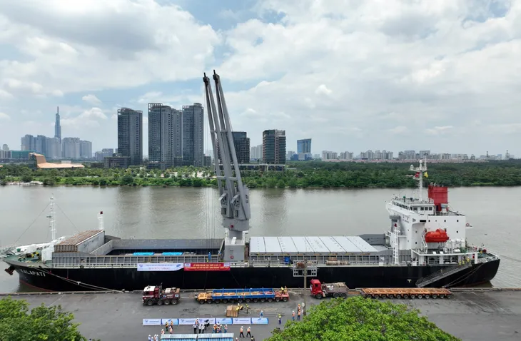 TP Hồ Chí Minh lắp đoàn tàu cuối cùng của tuyến metro số 1 - Ảnh 2. TP Hồ Chí Minh lắp đoàn tàu cuối cùng của tuyến metro số 1 - Ảnh 2.