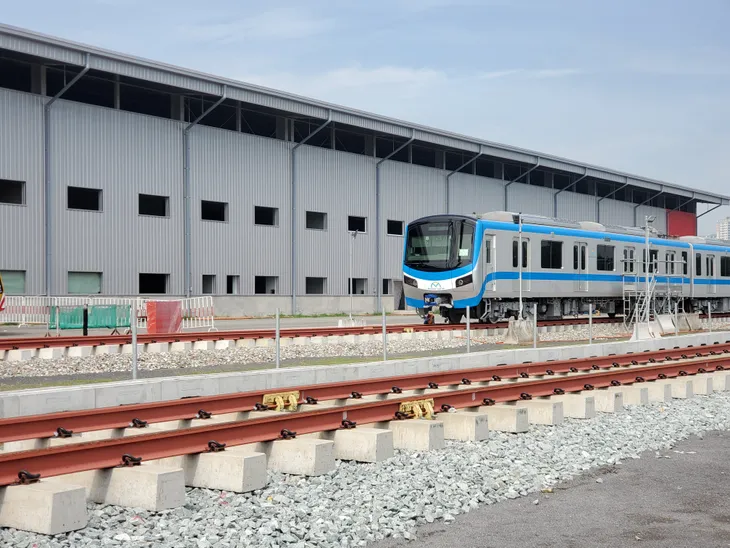 Đưa đoàn tàu metro số 16 17 về depot Long Bình, chuẩn bị chạy thử - Ảnh 2. Đưa đoàn tàu metro số 16 17 về depot Long Bình, chuẩn bị chạy thử - Ảnh 2.