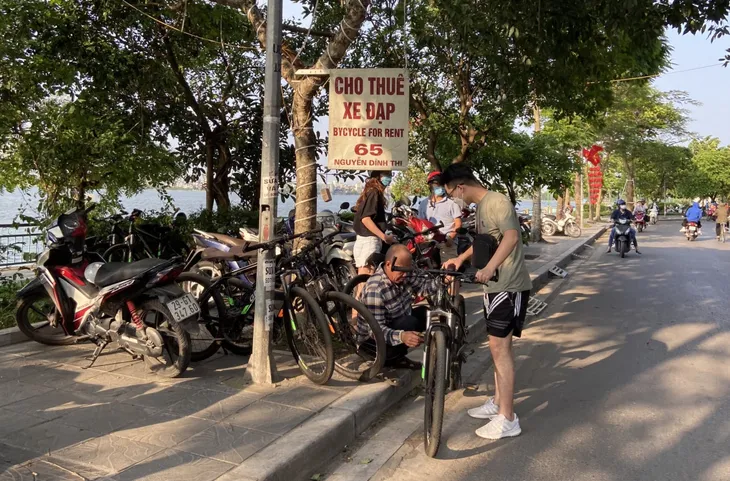 Ngồi không kiếm tiền triệu mỗi ngày nhờ dịch vụ cho thuê xe đạp ở Hồ Tây - Ảnh 6. Ngồi không kiếm tiền triệu mỗi ngày nhờ dịch vụ cho thuê xe đạp ở Hồ Tây - Ảnh 6.