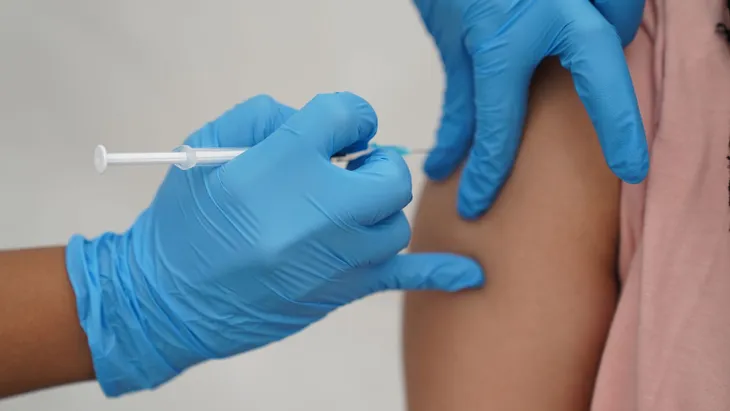 Người đã tiêm 2 mũi vaccine ít có khả năng mắc COVID kéo dài do Omicron - Ảnh 1. Người đã tiêm 2 mũi vaccine ít có khả năng mắc COVID kéo dài do Omicron - Ảnh 1.