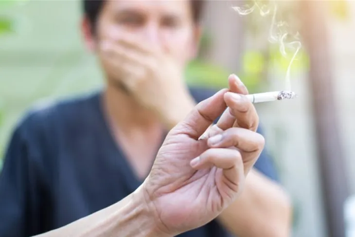 Người hút thuốc nơi công cộng sẽ bị tố cáo qua ứng dụng di động - Ảnh 1. Người hút thuốc nơi công cộng sẽ bị tố cáo qua ứng dụng di động - Ảnh 1.