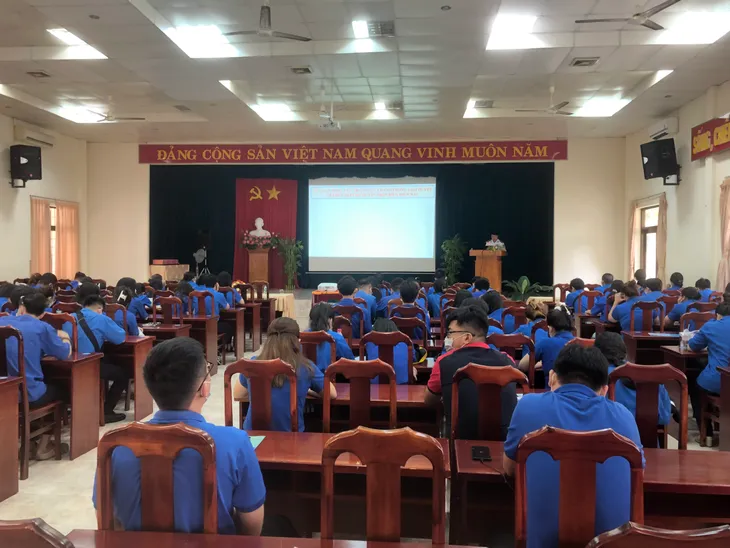 Bộ Tư lệnh Vùng Cảnh sát biển 3 tiếp tục tuyên truyền biển đảo và Luật Cảnh sát biển Việt Nam - Ảnh 1. Bộ Tư lệnh Vùng Cảnh sát biển 3 tiếp tục tuyên truyền biển đảo và Luật Cảnh sát biển Việt Nam - Ảnh 1.