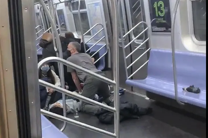 Nghi phạm nổ súng trên tàu điện ngầm ở New York bị truy tố tội khủng bố - Ảnh 1. Nghi phạm nổ súng trên tàu điện ngầm ở New York bị truy tố tội khủng bố - Ảnh 1.