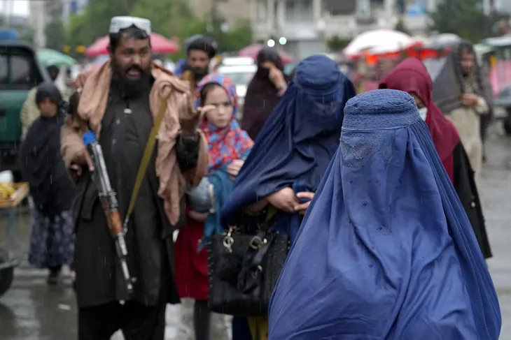 Taliban quy định phụ nữ Afghanistan phải trùm kín từ đầu đến chân - Ảnh 2. Taliban quy định phụ nữ Afghanistan phải trùm kín từ đầu đến chân - Ảnh 2.