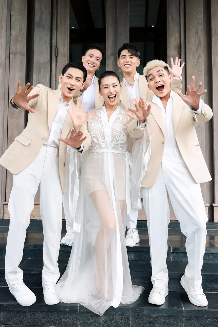 Ngô Thanh Vân cảm ơn chồng, chú rể xúc động bật khóc trong hôn lễ - Ảnh 3. Ngô Thanh Vân cảm ơn chồng, chú rể xúc động bật khóc trong hôn lễ - Ảnh 3.