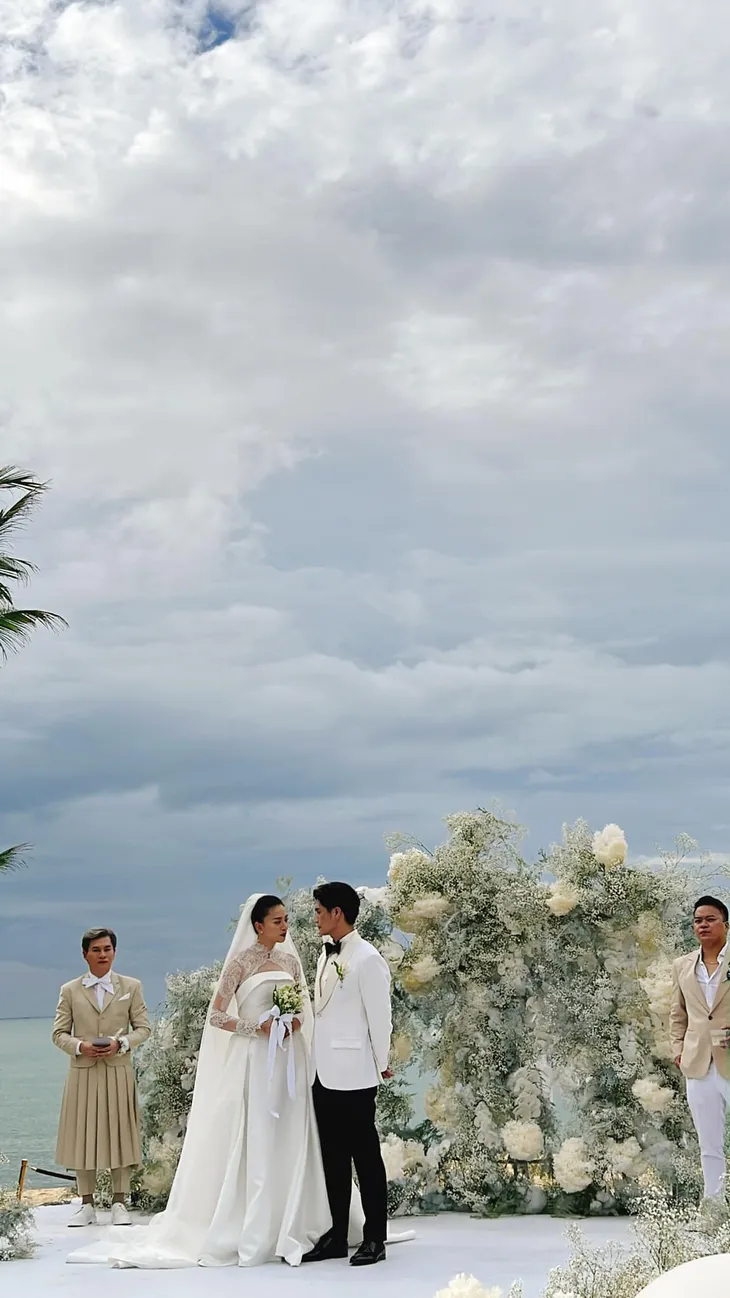 Ngô Thanh Vân cảm ơn chồng, chú rể xúc động bật khóc trong hôn lễ - Ảnh 1. Ngô Thanh Vân cảm ơn chồng, chú rể xúc động bật khóc trong hôn lễ - Ảnh 1.