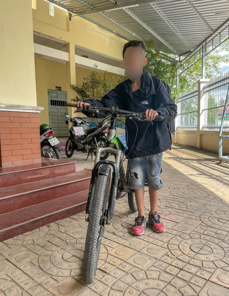 Bé trai 13 tuổi đạp xe từ TP Hồ Chí Minh xuống Cần Thơ… thăm bạn gái - Ảnh 1. Bé trai 13 tuổi đạp xe từ TP Hồ Chí Minh xuống Cần Thơ… thăm bạn gái - Ảnh 1.