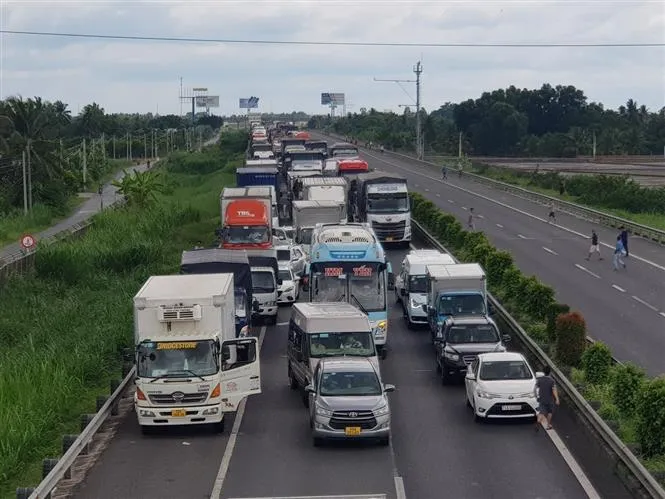 Hoàn thành sửa chữa, thảm lại mặt đường cao tốc Trung Lương sau vụ cháy xe chở nhớt - Ảnh 2. Hoàn thành sửa chữa, thảm lại mặt đường cao tốc Trung Lương sau vụ cháy xe chở nhớt - Ảnh 2.