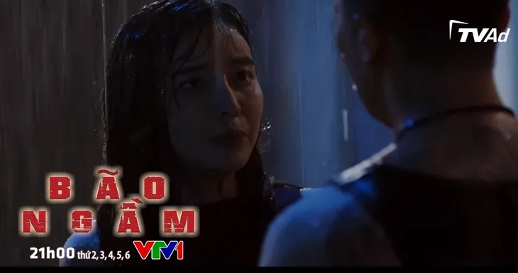 Bão ngầm - Tập 55: Vừa chia tay người yêu, Hạ Lam lên giường với bác sĩ Hùng - Ảnh 2. Bão ngầm - Tập 55: Vừa chia tay người yêu, Hạ Lam lên giường với bác sĩ Hùng - Ảnh 2.