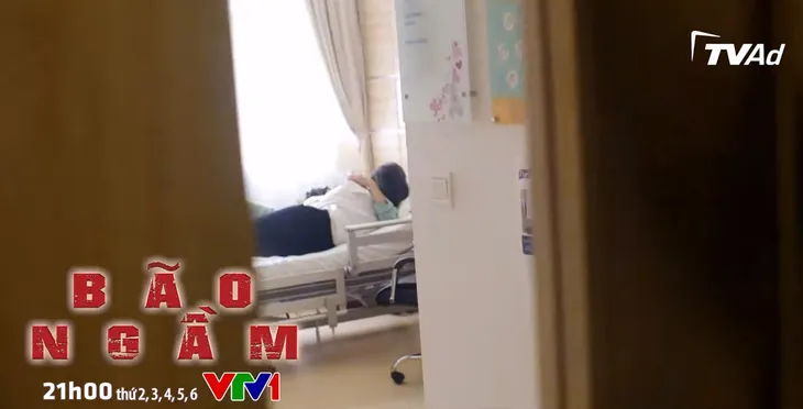 Bão ngầm - Tập 55: Vừa chia tay người yêu, Hạ Lam lên giường với bác sĩ Hùng - Ảnh 4. Bão ngầm - Tập 55: Vừa chia tay người yêu, Hạ Lam lên giường với bác sĩ Hùng - Ảnh 4.