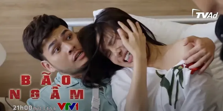 Bão ngầm - Tập 55: Vừa chia tay người yêu, Hạ Lam lên giường với bác sĩ Hùng - Ảnh 6. Bão ngầm - Tập 55: Vừa chia tay người yêu, Hạ Lam lên giường với bác sĩ Hùng - Ảnh 6.