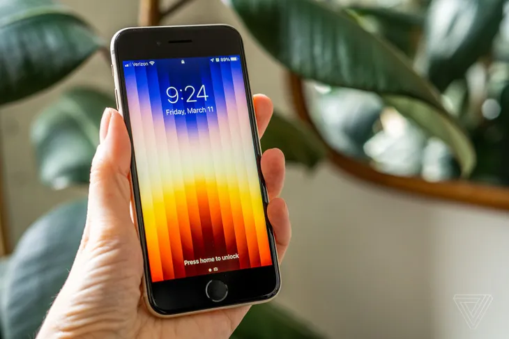 Mẫu iPhone rẻ nhất của Apple mở bán tại Việt Nam - Ảnh 1. Mẫu iPhone rẻ nhất của Apple mở bán tại Việt Nam - Ảnh 1.