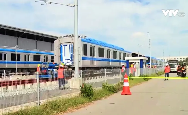 TP Hồ Chí Minh lắp đoàn tàu cuối cùng của tuyến metro số 1 - Ảnh 3. TP Hồ Chí Minh lắp đoàn tàu cuối cùng của tuyến metro số 1 - Ảnh 3.