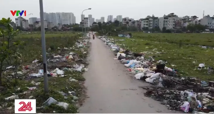 Tái diễn tình trạng đổ trộm rác thải ở nội thành Hà Nội - Ảnh 1. Tái diễn tình trạng đổ trộm rác thải ở nội thành Hà Nội - Ảnh 1.