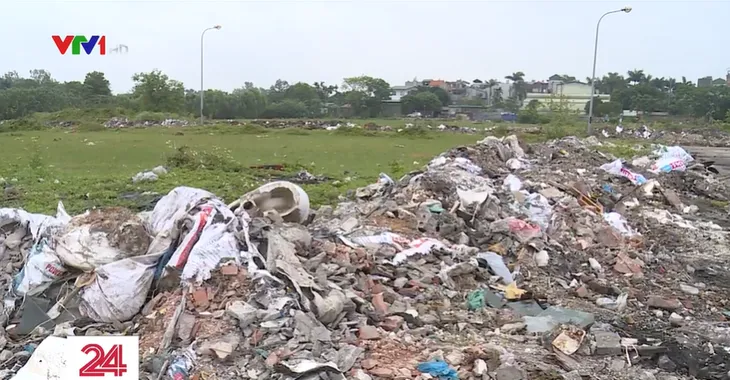Tái diễn tình trạng đổ trộm rác thải ở nội thành Hà Nội - Ảnh 2. Tái diễn tình trạng đổ trộm rác thải ở nội thành Hà Nội - Ảnh 2.