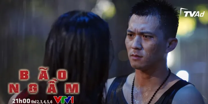 Bão ngầm - Tập 55: Vừa chia tay người yêu, Hạ Lam lên giường với bác sĩ Hùng - Ảnh 1. Bão ngầm - Tập 55: Vừa chia tay người yêu, Hạ Lam lên giường với bác sĩ Hùng - Ảnh 1.