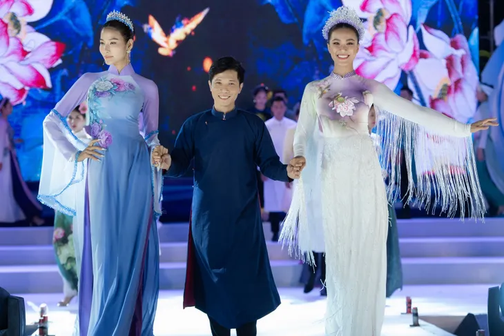 Áo dài lụa vẽ mang đậm vẻ đẹp tâm hồn Việt - Ảnh 4. Áo dài lụa vẽ mang đậm vẻ đẹp tâm hồn Việt - Ảnh 4.