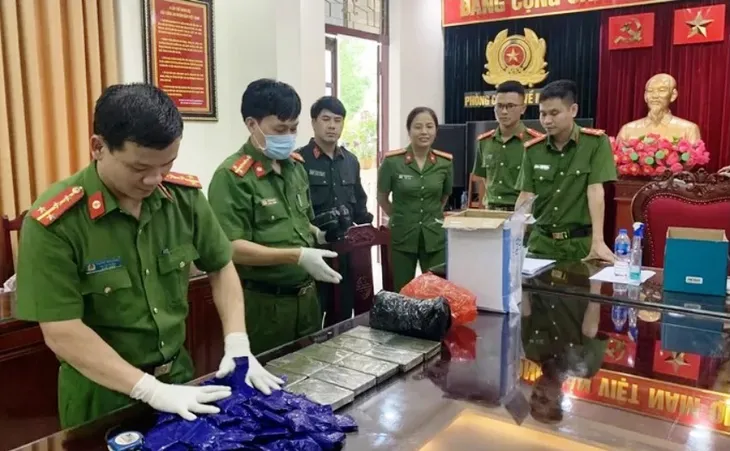 Phá đường dây ma túy khủng, thu giữ hơn 22.000 viên ma túy tổng hợp, 10 bánh heroin - Ảnh 1. Phá đường dây ma túy khủng, thu giữ hơn 22.000 viên ma túy tổng hợp, 10 bánh heroin - Ảnh 1.