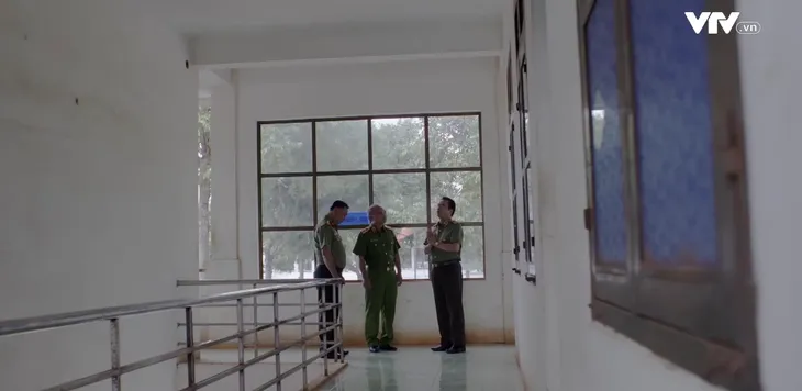Bão ngầm - Tập 68: Vợ chồng ông Tuất ôm của cao chạy xa bay - Ảnh 5. Bão ngầm - Tập 68: Vợ chồng ông Tuất ôm của cao chạy xa bay - Ảnh 5.