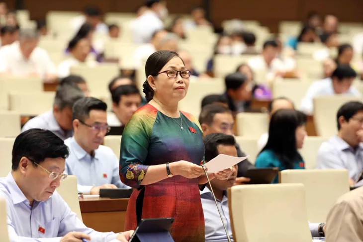 Giá xăng cao kỷ lục, ĐBQH cảnh báo nguy cơ “domino” tăng giá - Ảnh 2. Giá xăng cao kỷ lục, ĐBQH cảnh báo nguy cơ “domino” tăng giá - Ảnh 2.