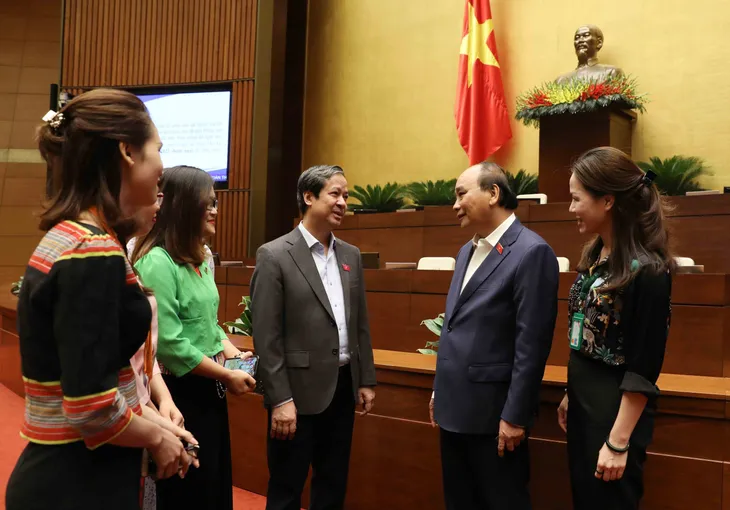 Bộ trưởng Bộ GD-ĐT giải trình về việc học phí tăng, giá sách giáo khoa cao - Ảnh 1. Bộ trưởng Bộ GD-ĐT giải trình về việc học phí tăng, giá sách giáo khoa cao - Ảnh 1.