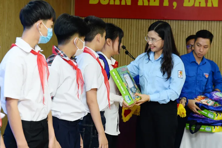 “Nối vòng tay thương” bảo trợ gần 1.750 thiếu nhi mồ côi do COVID-19 - Ảnh 1. “Nối vòng tay thương” bảo trợ gần 1.750 thiếu nhi mồ côi do COVID-19 - Ảnh 1.