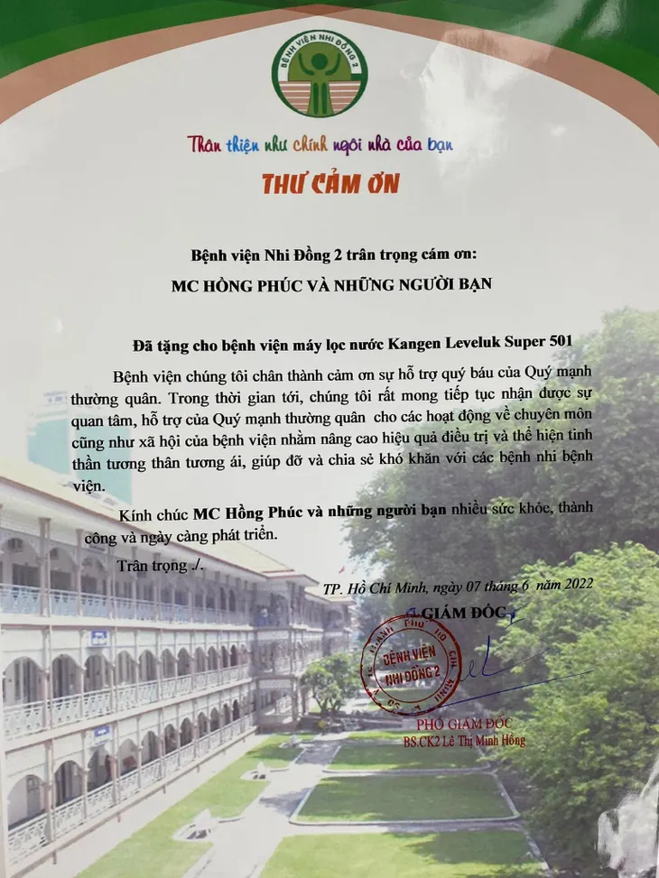 MC Hồng Phúc và con trai tặng máy nước sạch cho bác sỹ và bệnh nhi nghèo - Ảnh 1. MC Hồng Phúc và con trai tặng máy nước sạch cho bác sỹ và bệnh nhi nghèo - Ảnh 1.