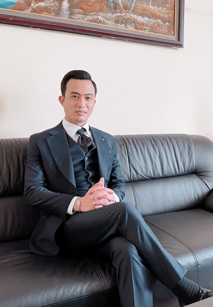 Mến Phố trong làng thành... đại gia trong phim cảnh sát - Ảnh 3. Mến Phố trong làng thành... đại gia trong phim cảnh sát - Ảnh 3.