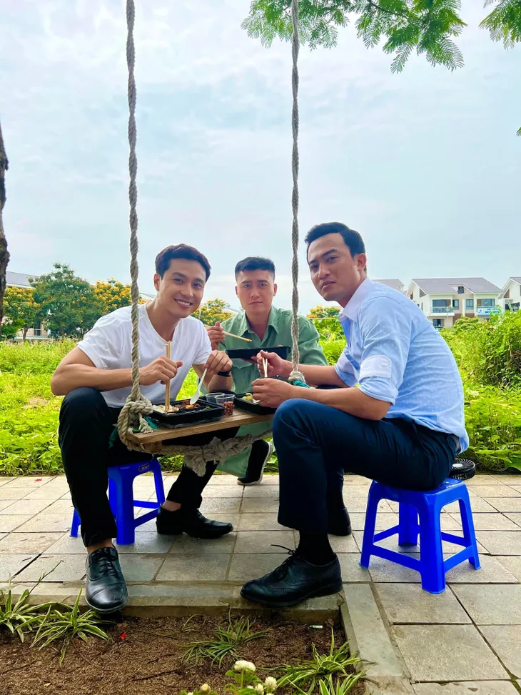 Mến Phố trong làng thành... đại gia trong phim cảnh sát - Ảnh 1. Mến Phố trong làng thành... đại gia trong phim cảnh sát - Ảnh 1.